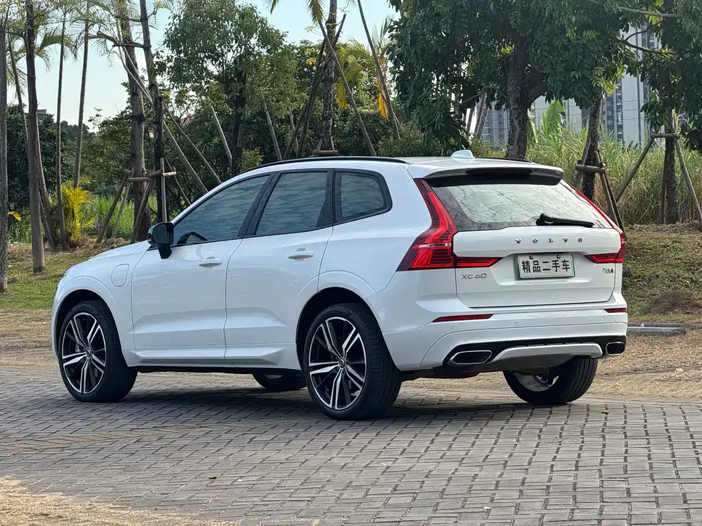 Volvo XC60 PHEV — фото 5