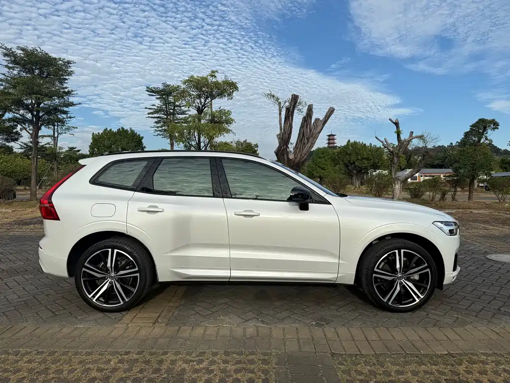 Volvo XC60 PHEV — фото 7