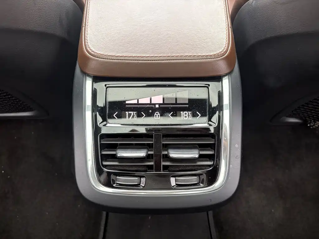 Volvo XC90 — фото 11