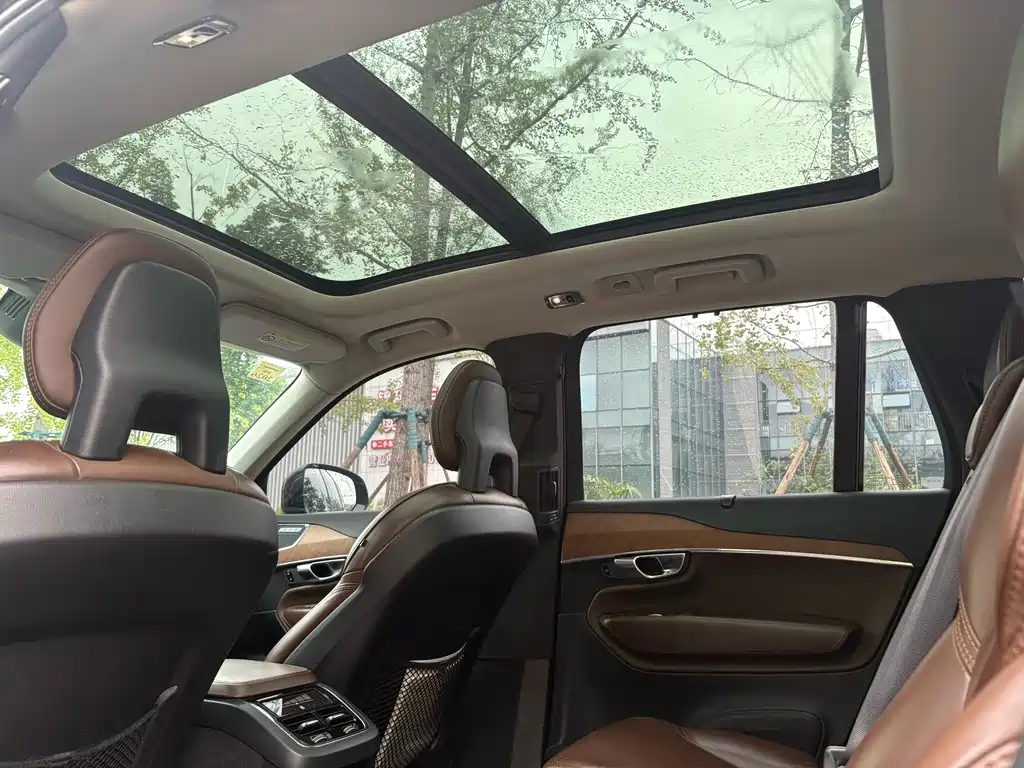 Volvo XC90 — фото 10