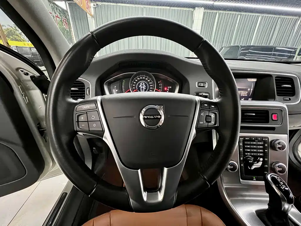 Volvo S60 — фото 11