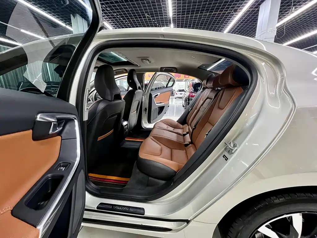 Volvo S60 — фото 13