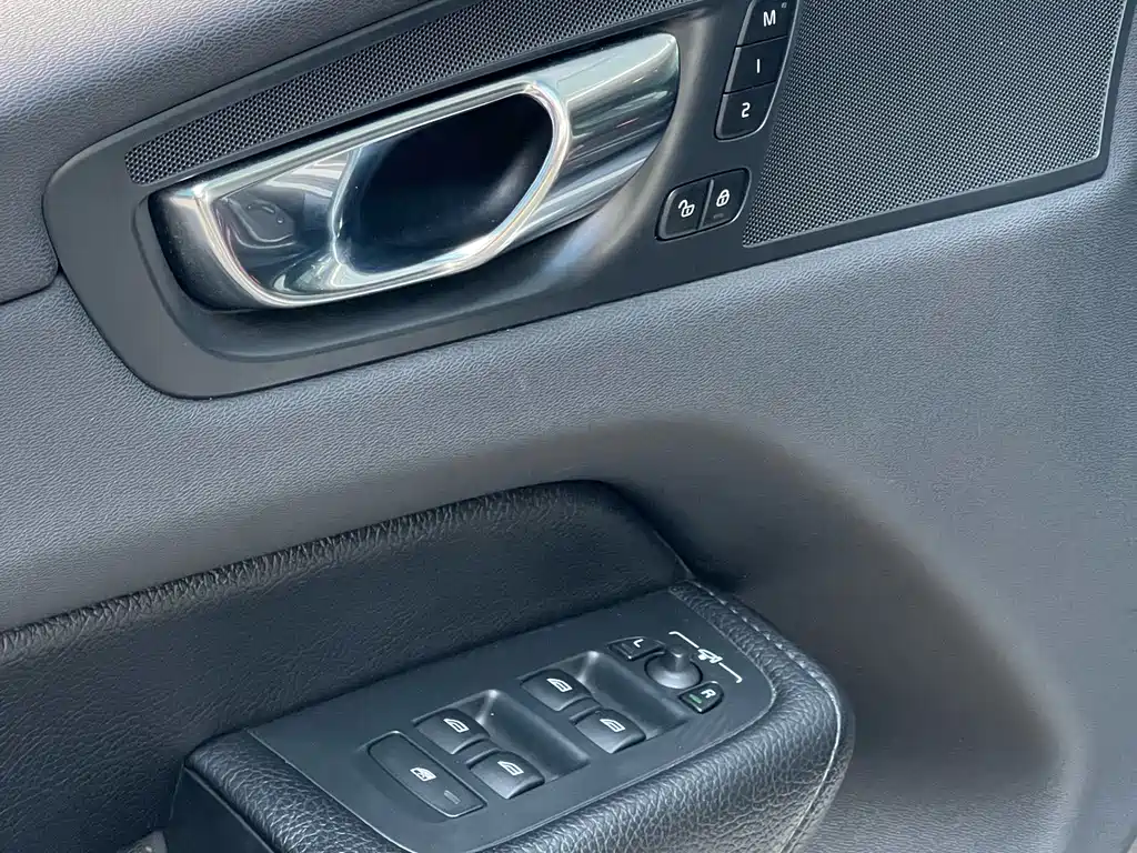 Volvo XC60 — фото 10