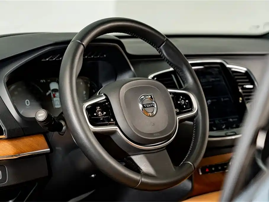 Volvo XC90 — фото 14