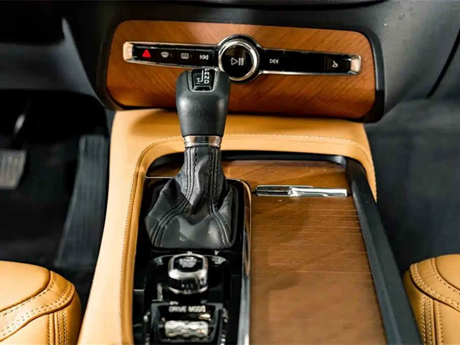 Volvo XC90 — фото 18