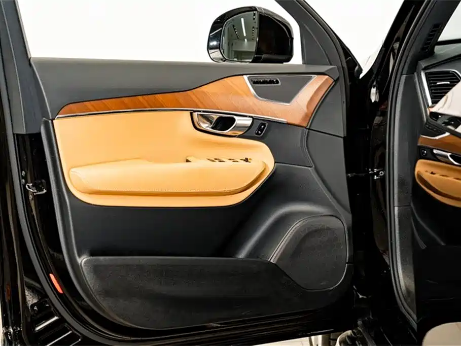 Volvo XC90 — фото 20