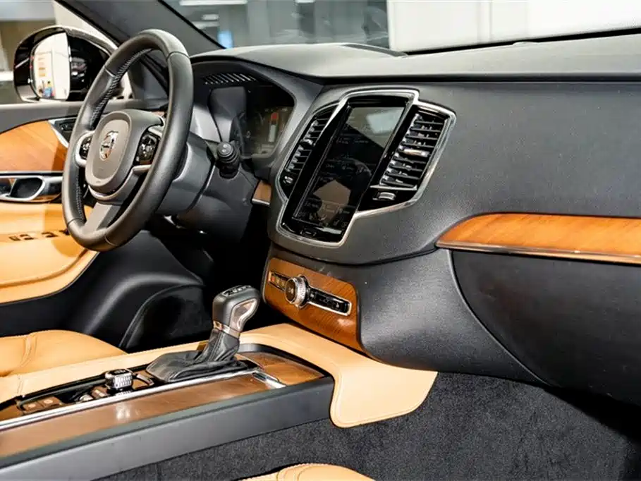 Volvo XC90 — фото 21