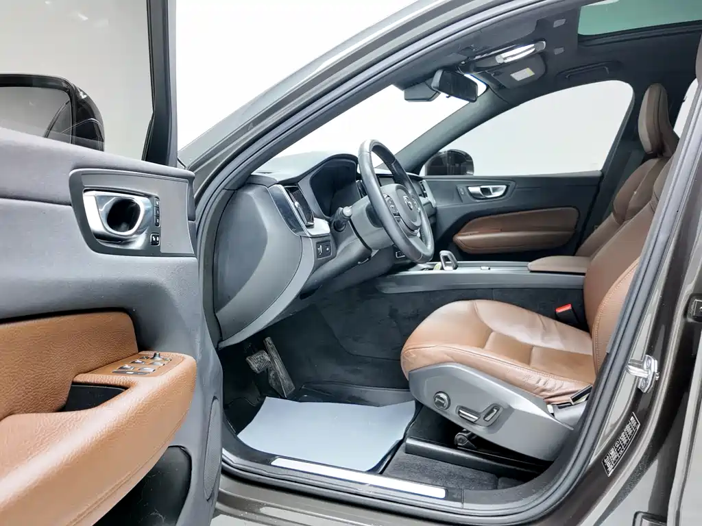 Volvo XC60 — фото 11