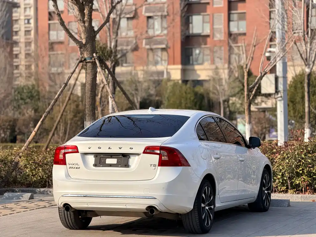 Volvo S60 — фото 10
