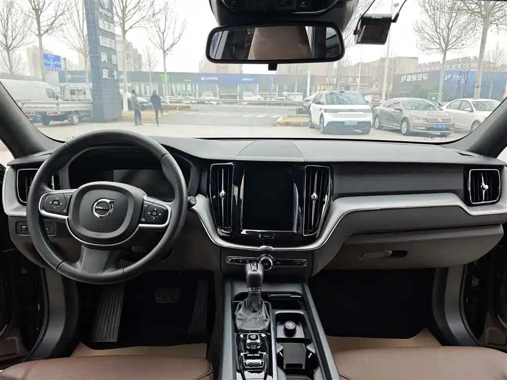 Volvo XC60 — фото 11