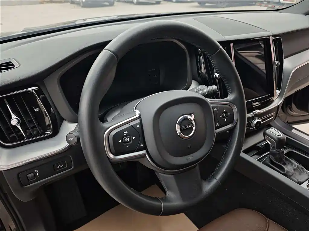 Volvo XC60 — фото 14