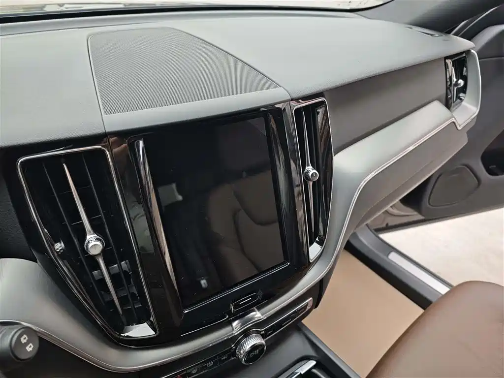 Volvo XC60 — фото 15