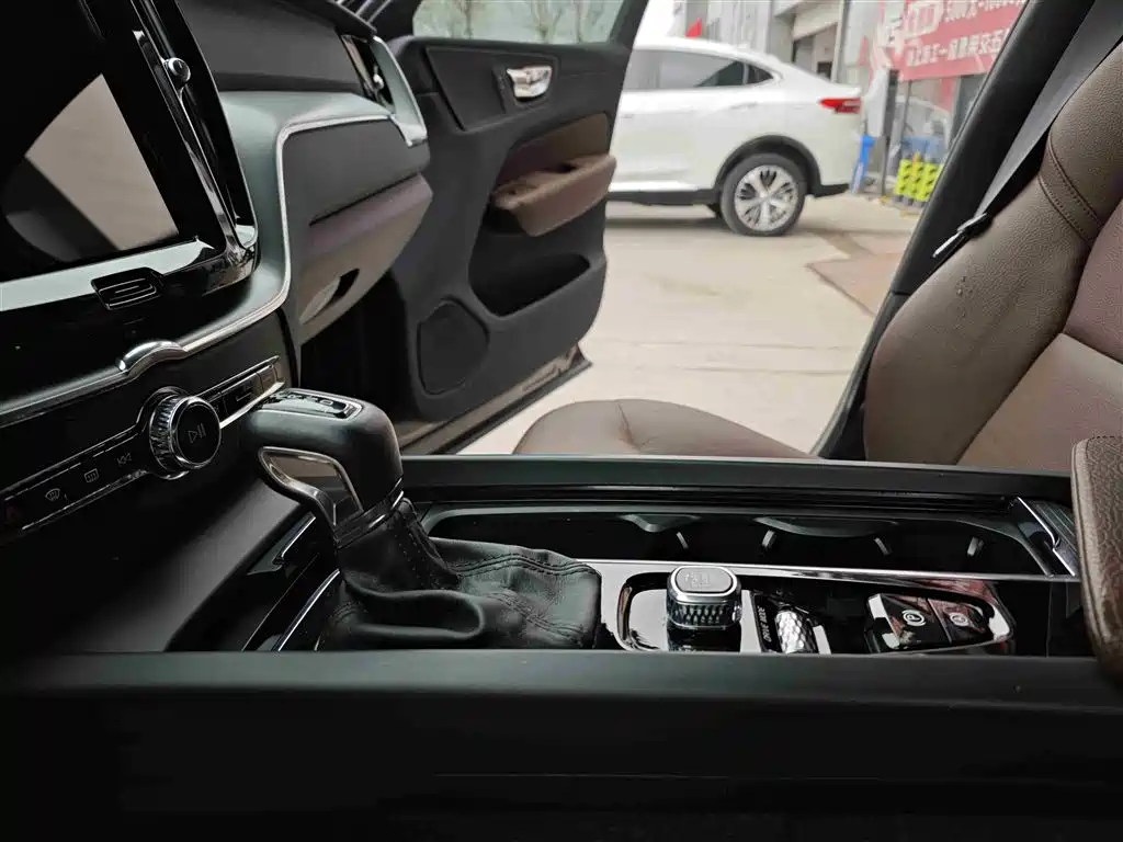 Volvo XC60 — фото 16