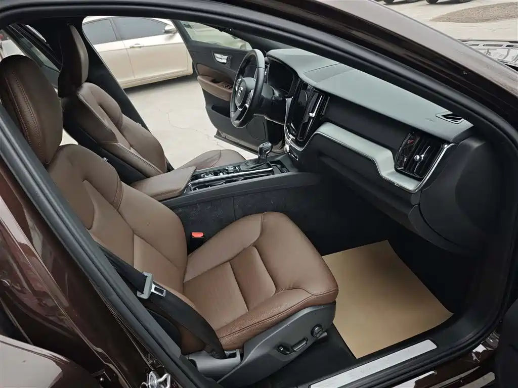 Volvo XC60 — фото 10