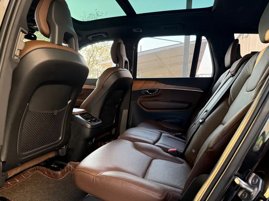 Volvo XC90 — фото 10