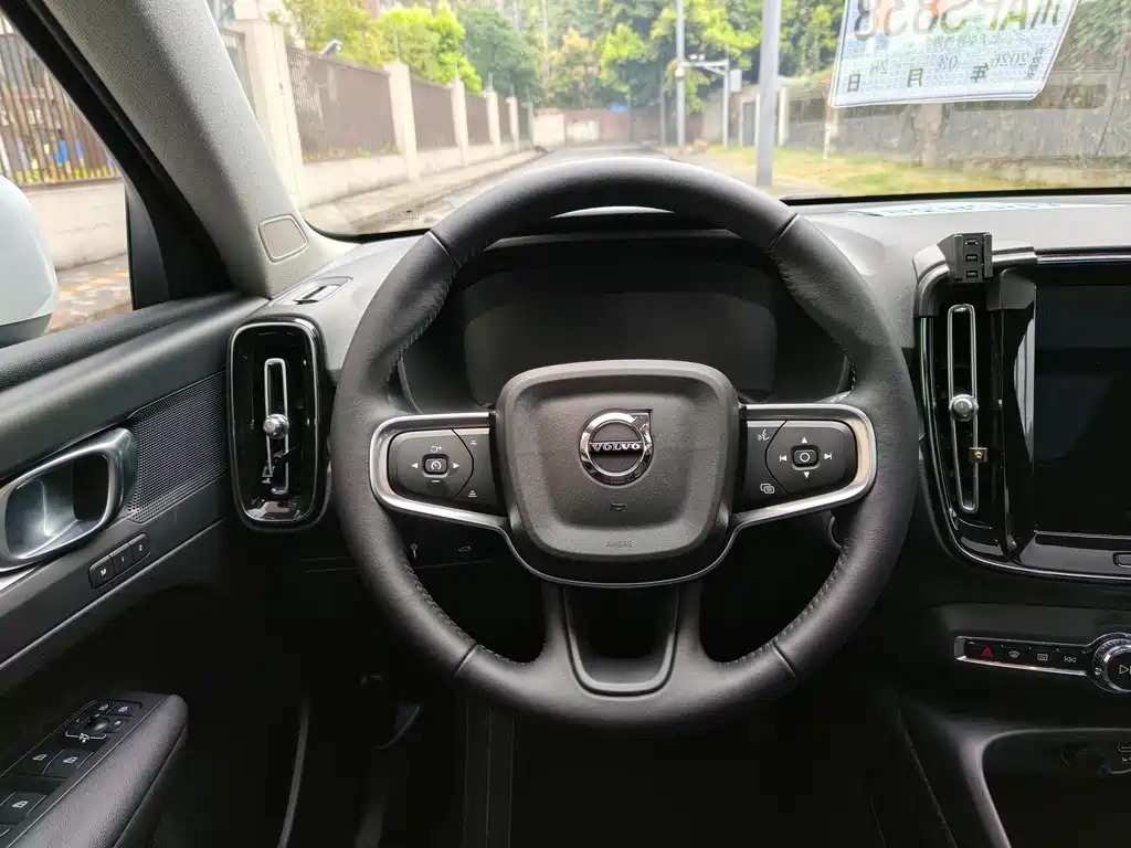 Volvo XC40 — фото 11