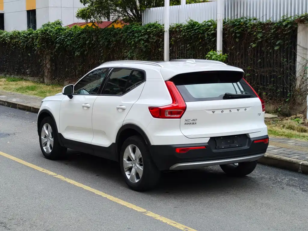 Volvo XC40 — фото 7