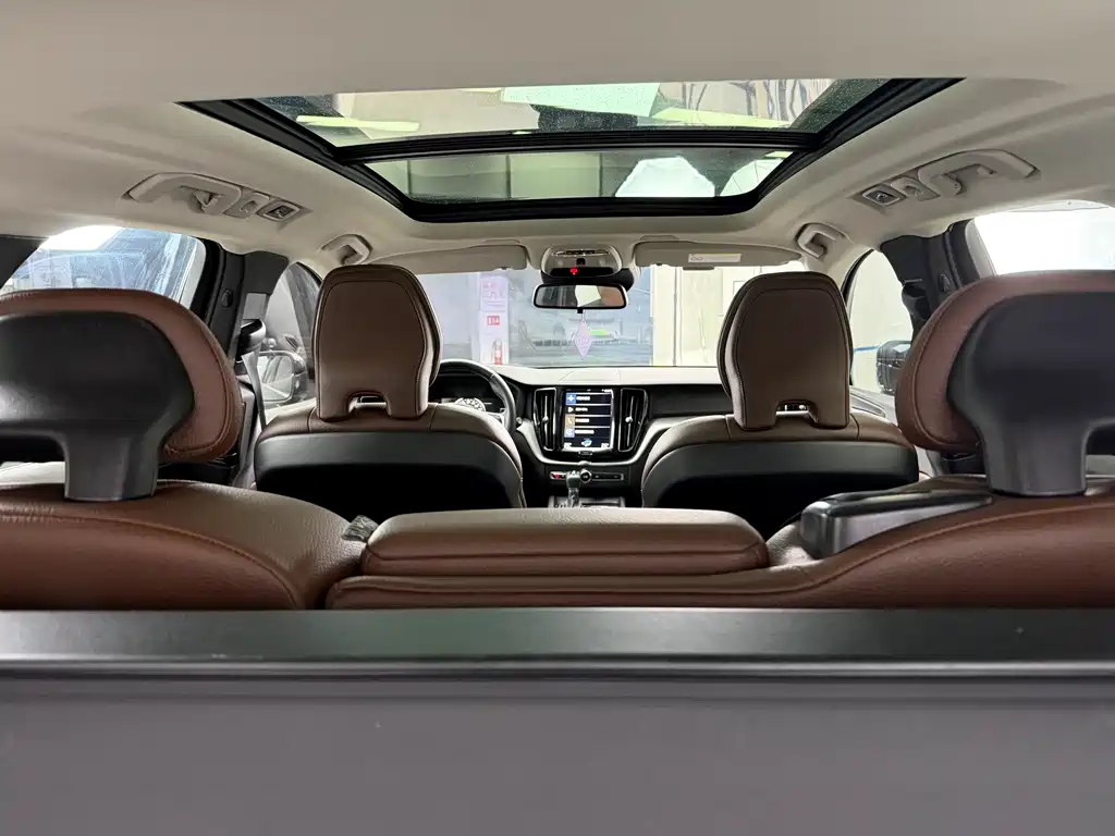 Volvo XC60 — фото 11