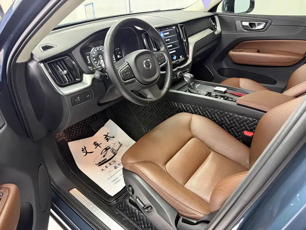Volvo XC60 — фото 13