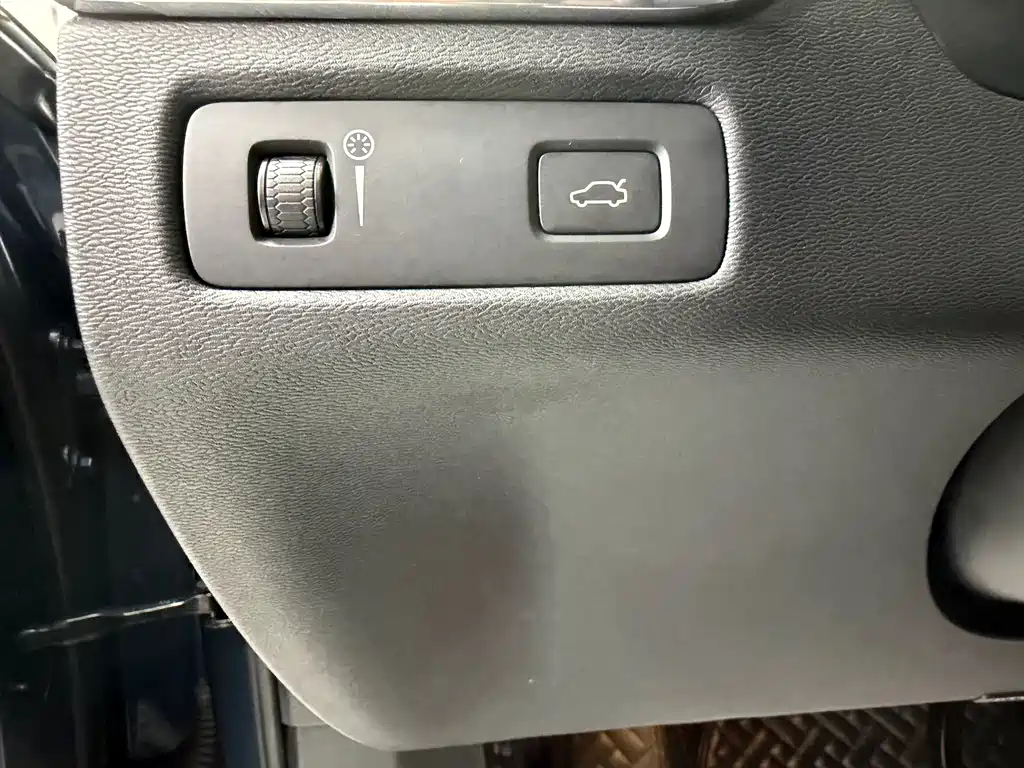 Volvo XC60 — фото 15