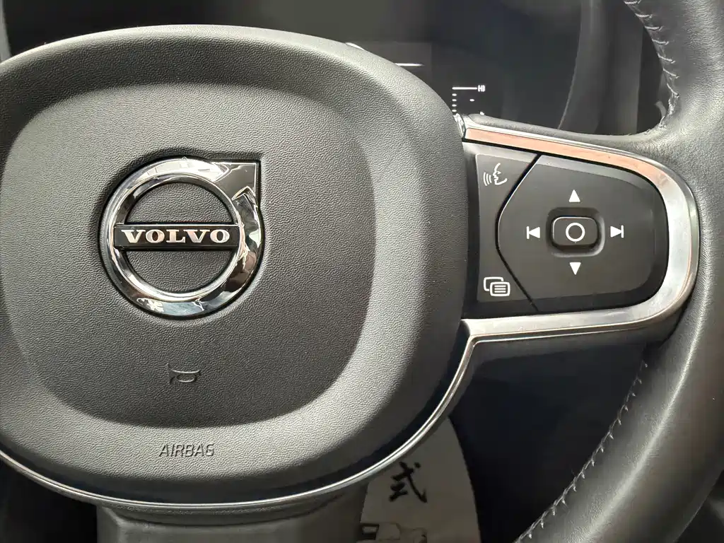 Volvo XC60 — фото 17