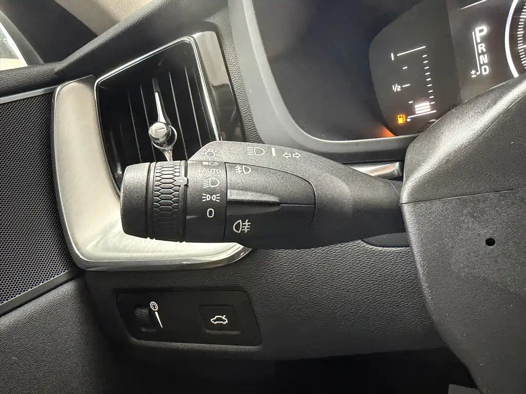 Volvo XC60 — фото 20