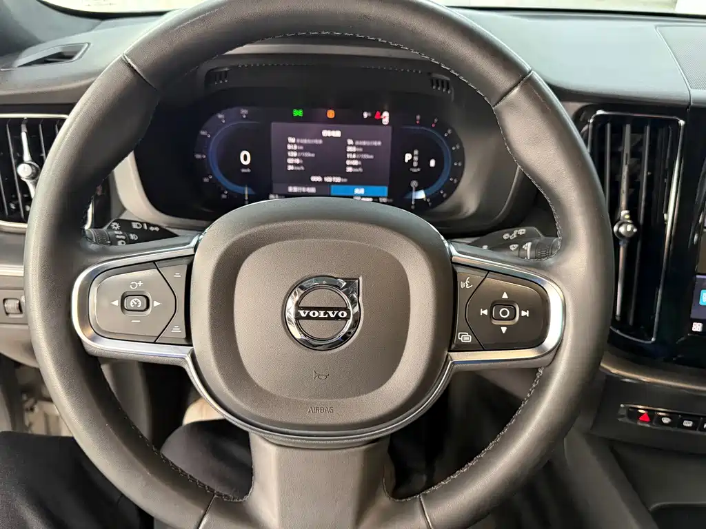 Volvo XC60 — фото 10