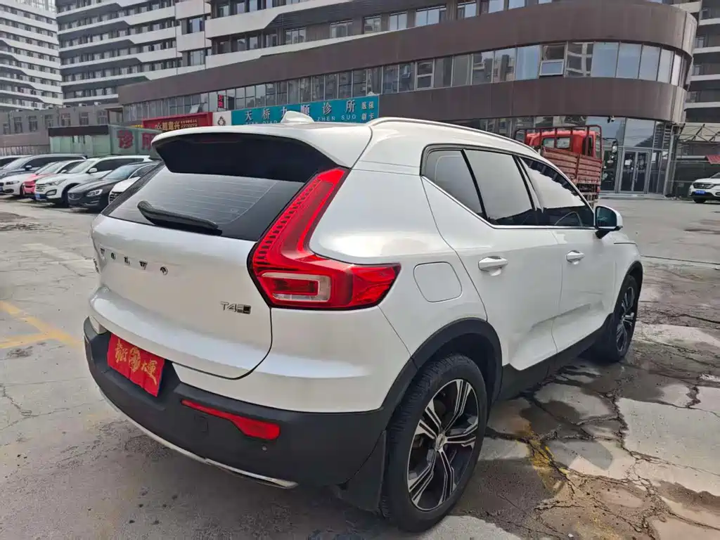 Volvo XC40 — фото 4