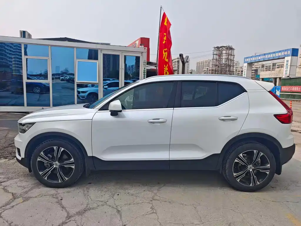 Volvo XC40 — фото 5