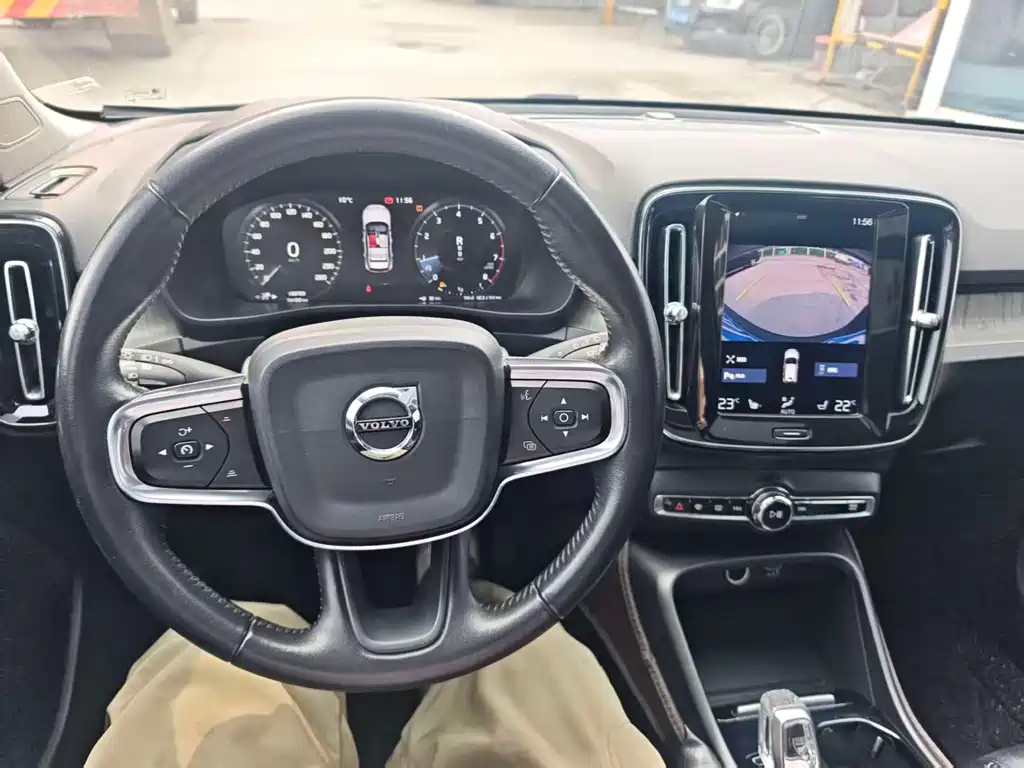 Volvo XC40 — фото 10