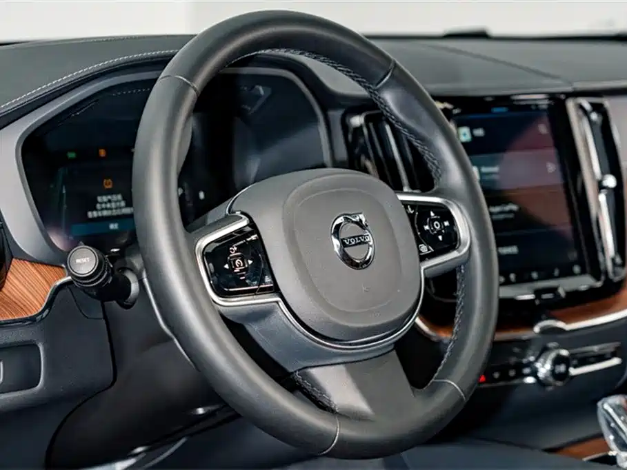 Volvo XC60 — фото 10