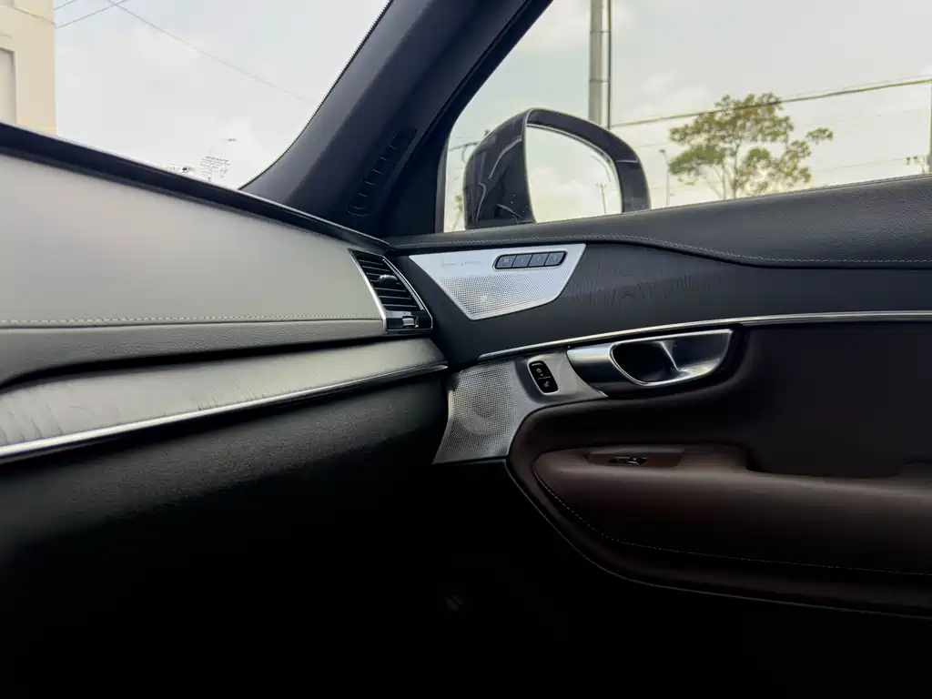 Volvo XC90 — фото 15