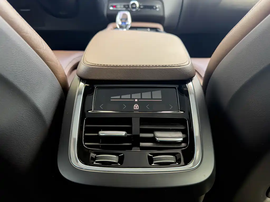 Volvo XC90 — фото 17