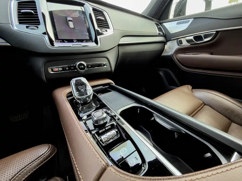 Volvo XC90 — фото 18