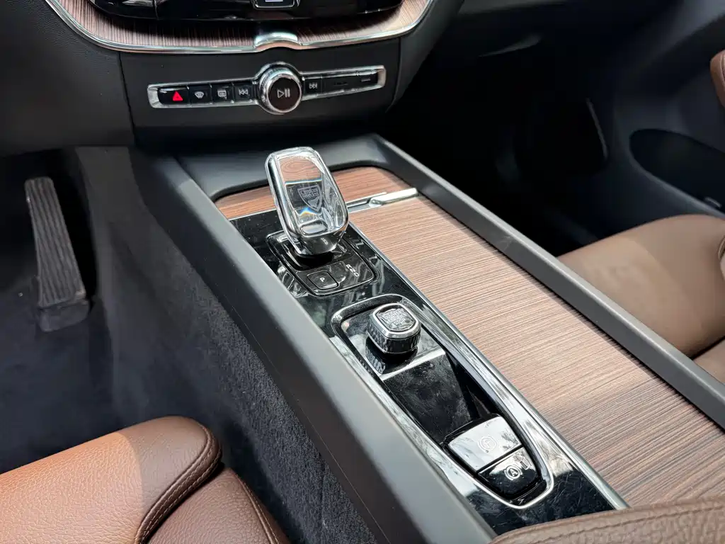 Volvo XC60 — фото 11
