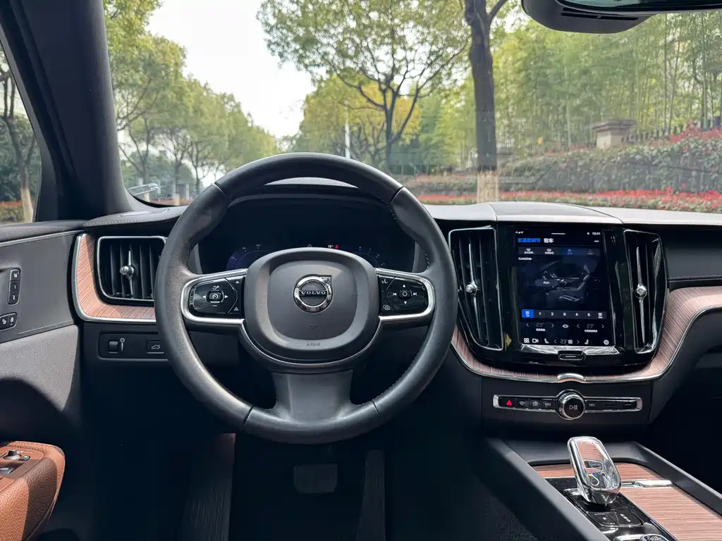 Volvo XC60 — фото 13