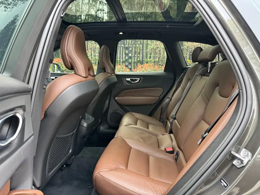 Volvo XC60 — фото 15
