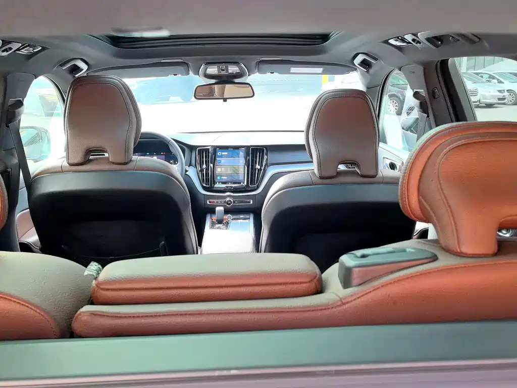 Volvo XC60 — фото 10