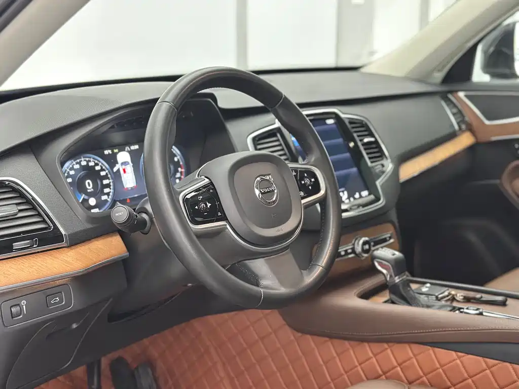 Volvo XC90 — фото 15