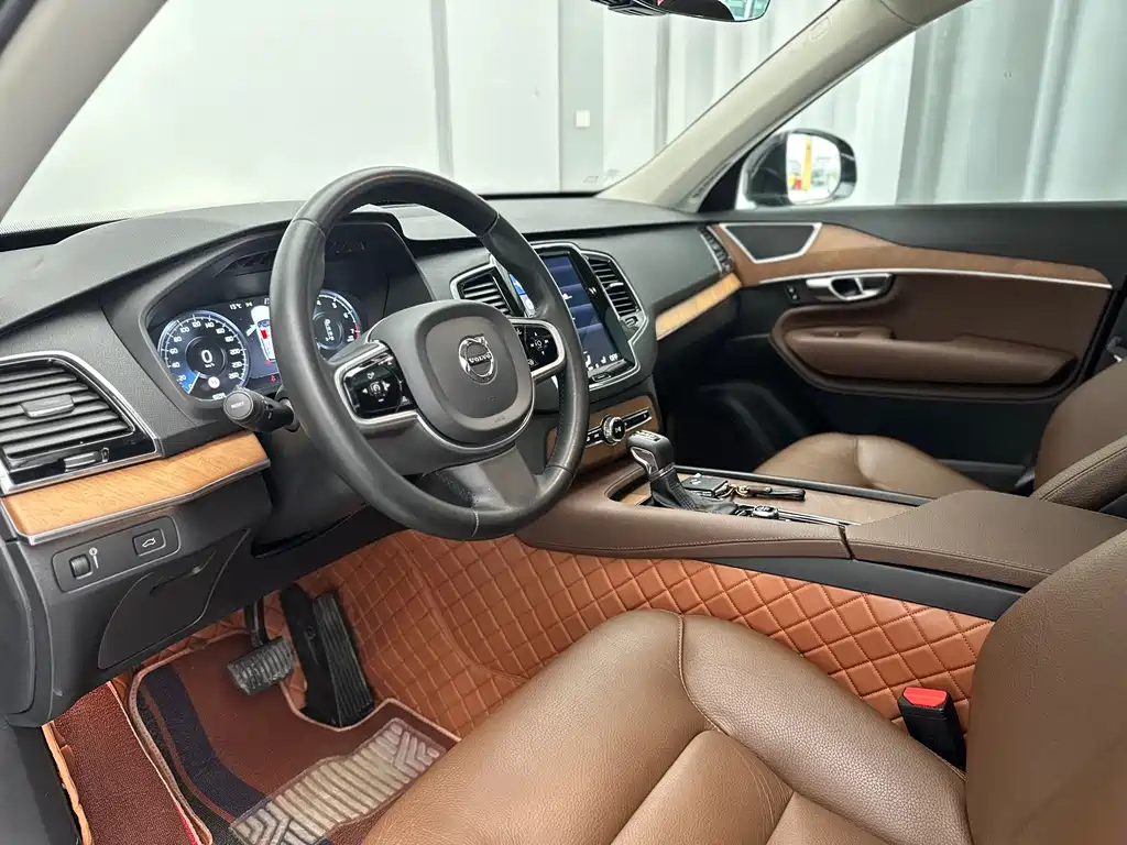 Volvo XC90 — фото 16