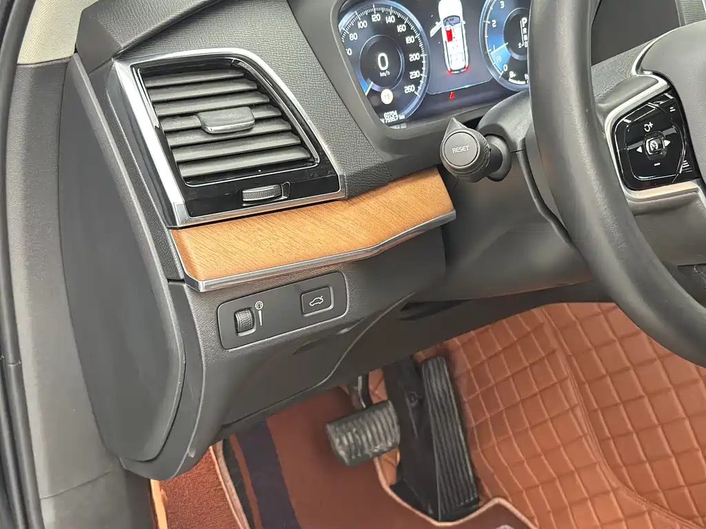 Volvo XC90 — фото 17