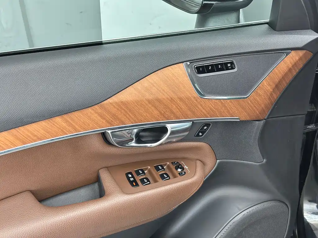 Volvo XC90 — фото 18