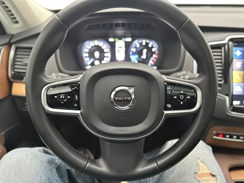 Volvo XC90 — фото 23