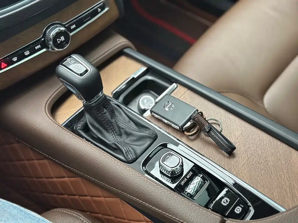 Volvo XC90 — фото 24