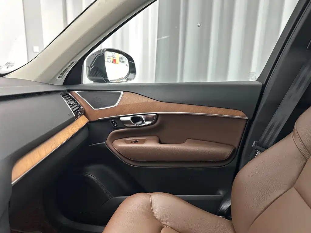 Volvo XC90 — фото 29