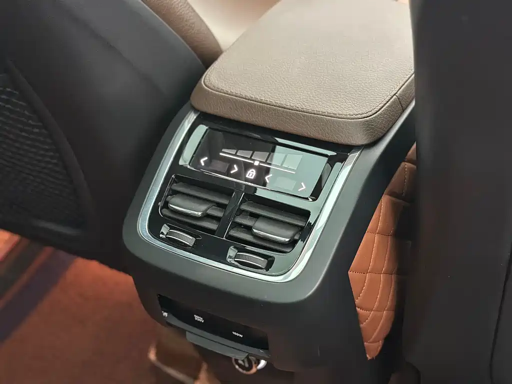 Volvo XC90 — фото 35