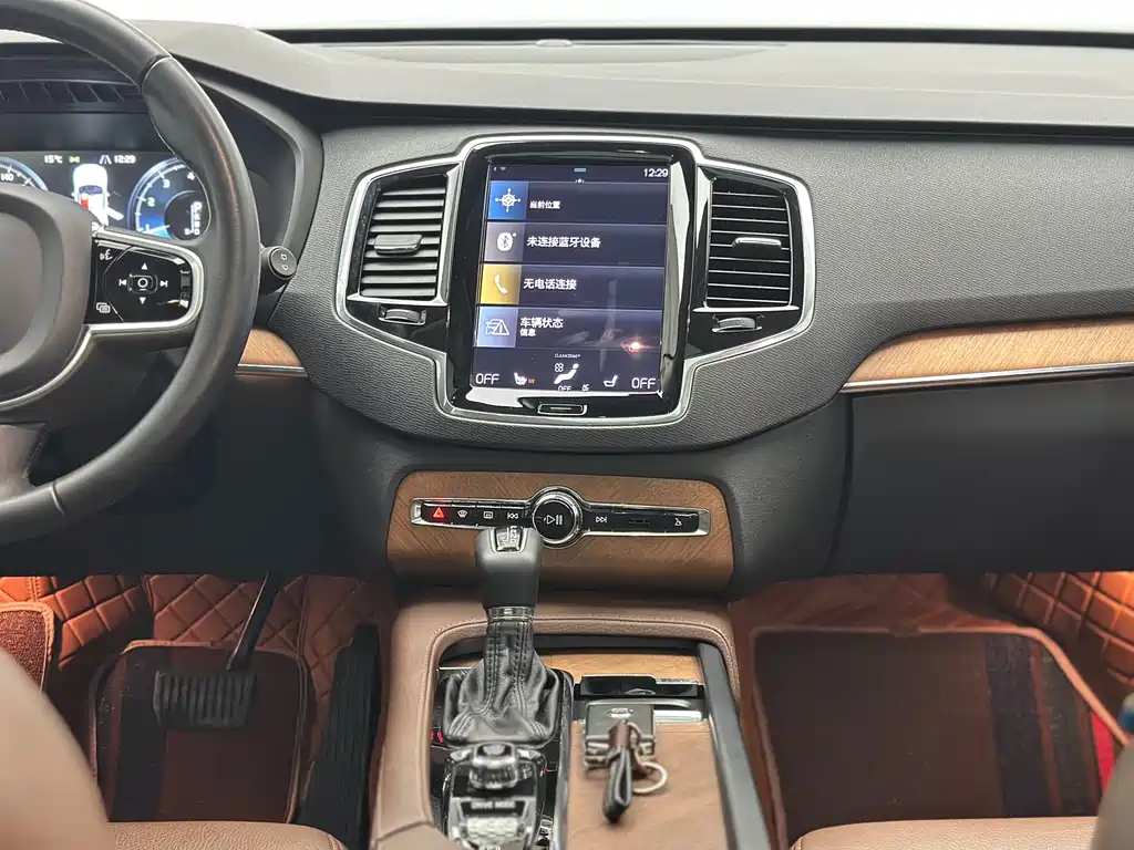 Volvo XC90 — фото 37