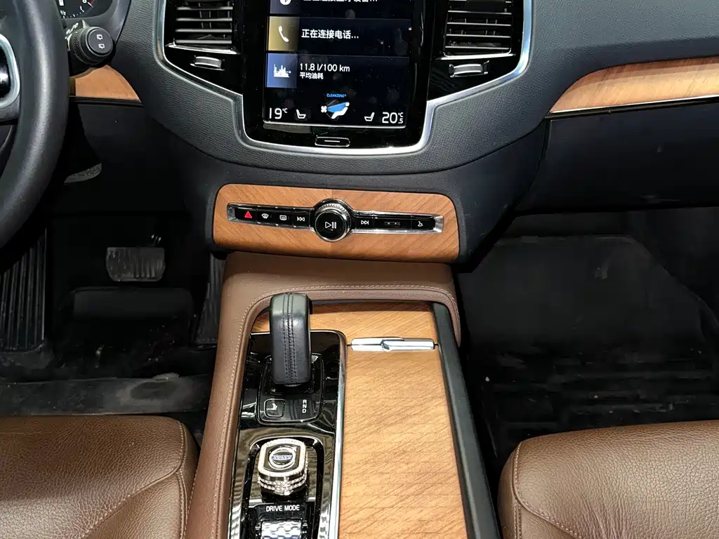 Volvo XC90 — фото 11