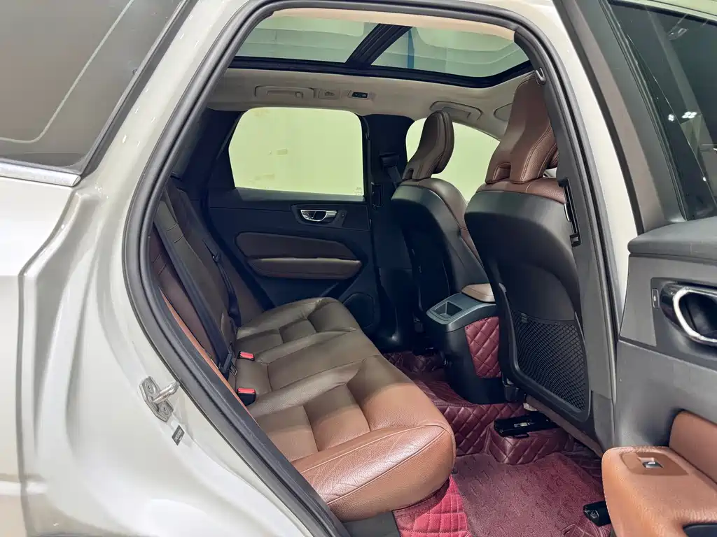 Volvo XC60 — фото 11
