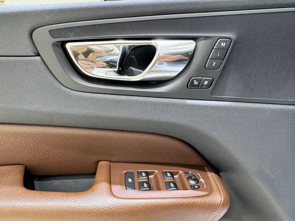 Volvo XC60 — фото 14